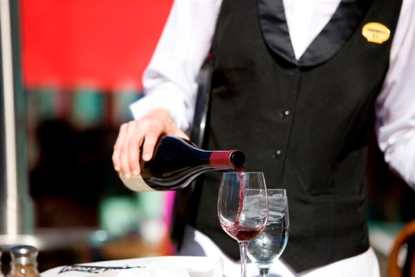 Cách rót và phục vụ rượu vang