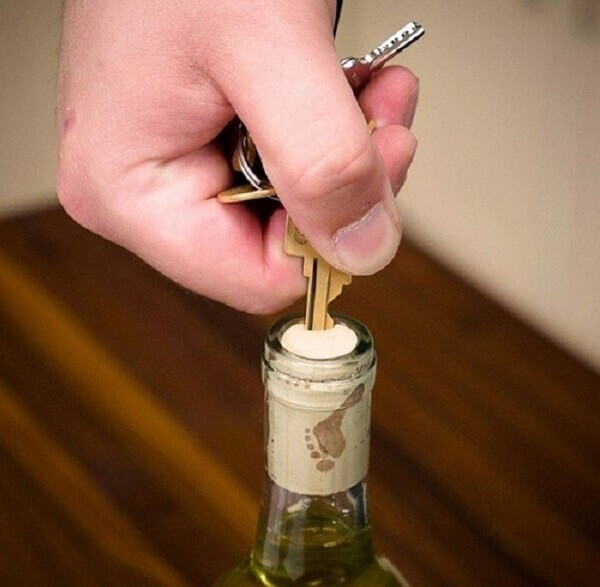Sử dụng chìa khóa mở rượu vang