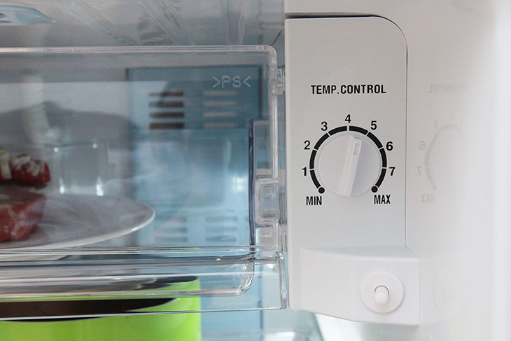 Điều chỉnh lại nút điều chỉnh nhiệt độ bên trong tủ lạnh