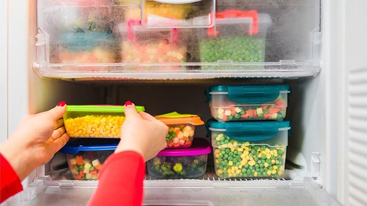 Lấy bớt thức ăn trong tủ lạnh ra ngoài