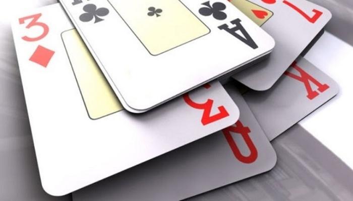 Việc ghi nhớ các quân bài trong poker quan trọng như thế nào?