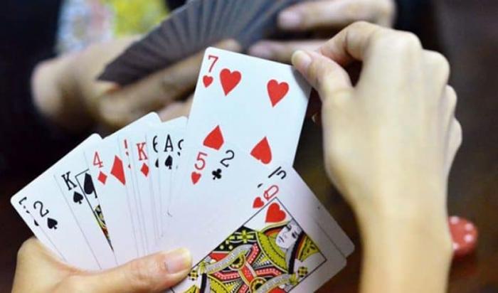 Việc ghi nhớ các quân bài trong poker quan trọng như thế nào?