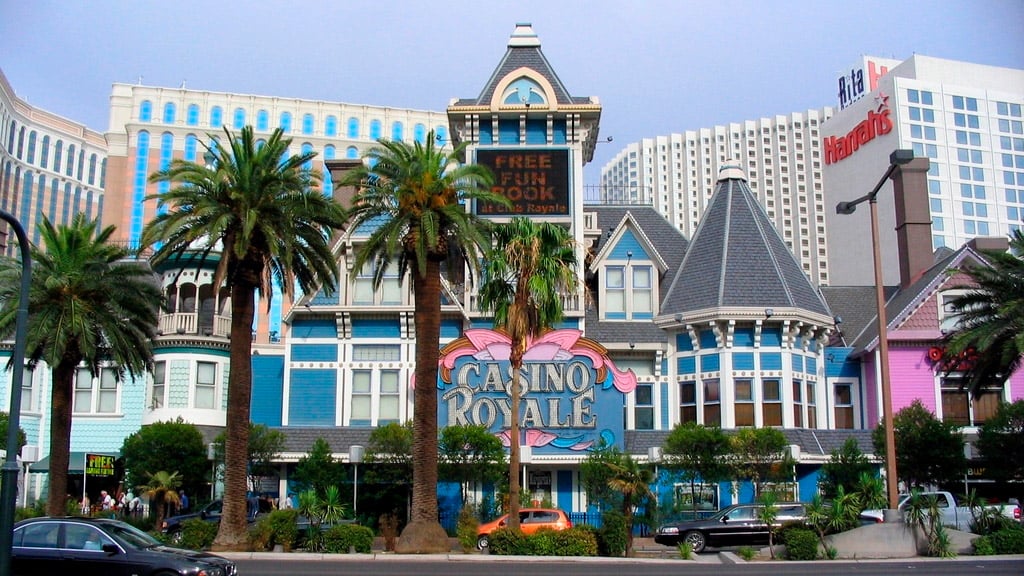 Las Vegas Strip: Proposed 699-foot skyscraper at Casino Royale site ...